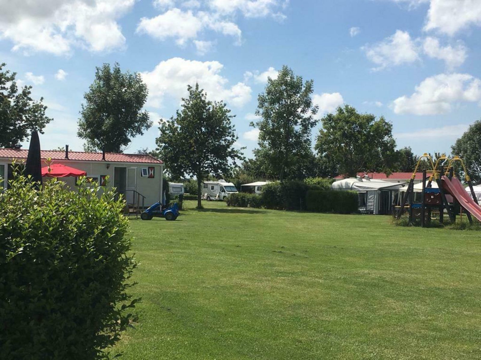 Green surroundings around VZ235 Chalet Veere in Veere, Zeeland