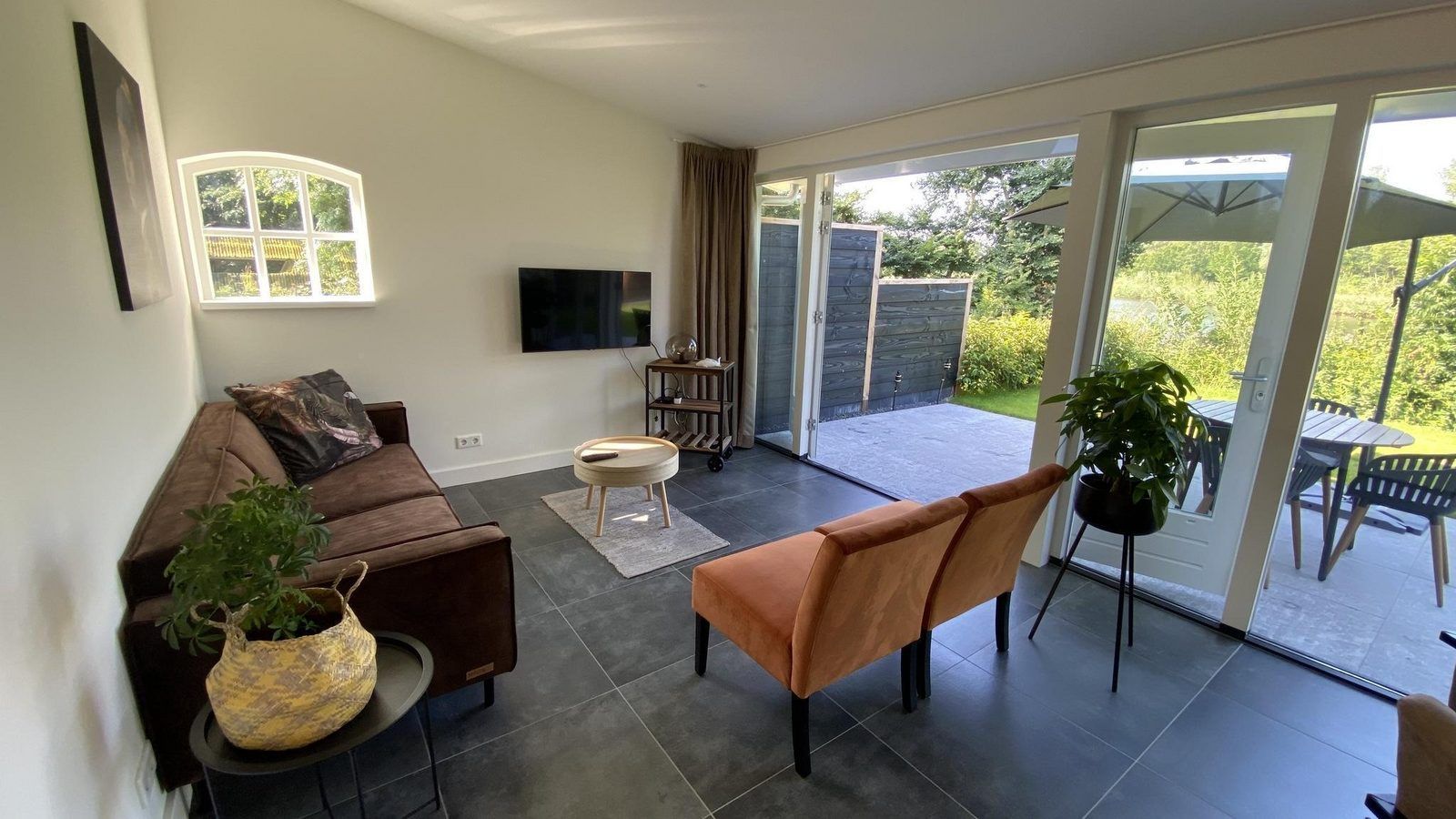 Modern living room with lots of light in VZ1064 Luxury vacation apartment in Veere, Walcheren, Zeeland.