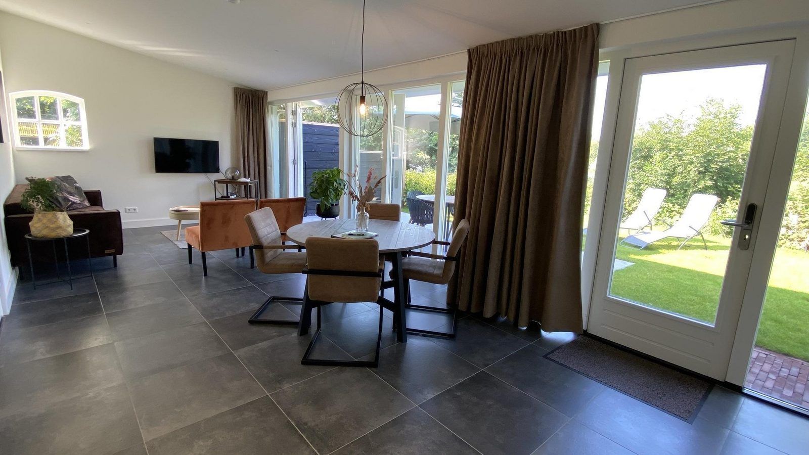 Open kitchen and dining area in VZ1064 Luxury vacation apartment in Veere, Walcheren, Zeeland.