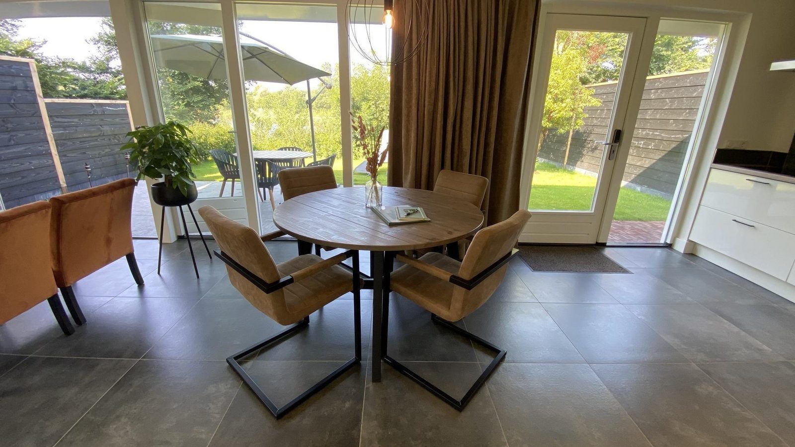 Stylish dining room in VZ1064 Luxury vacation apartment in Veere, Walcheren, Zeeland.