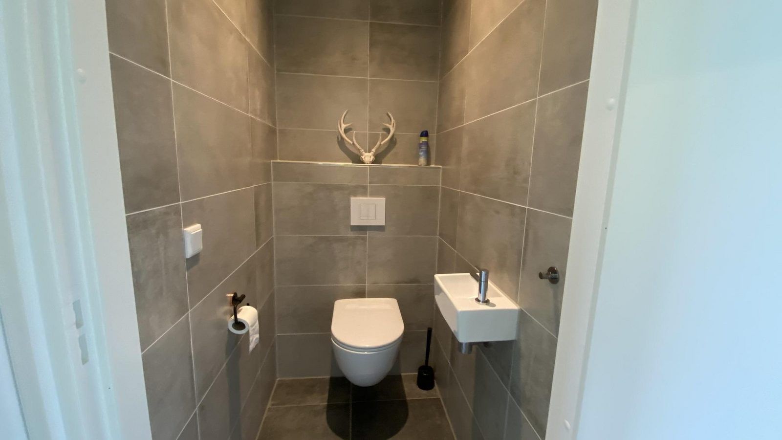 Stylish bathroom with toilet in VZ1064 Luxury vacation apartment in Veere, Walcheren, Zeeland.