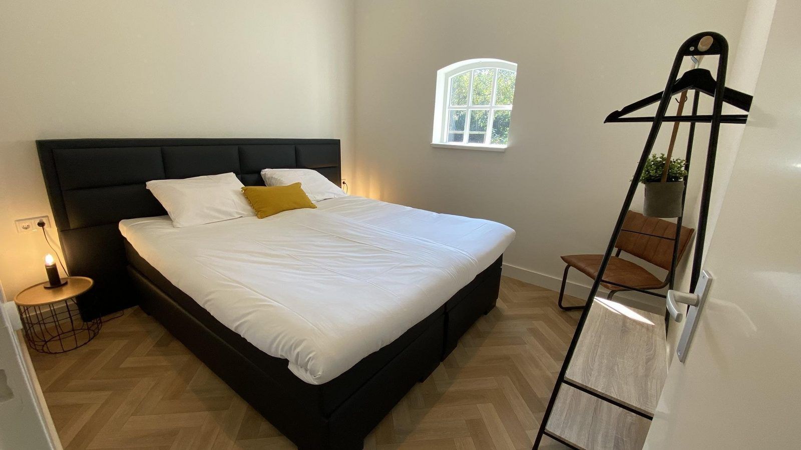 Luxury bedroom with large bed in VZ1064 Luxury vacation apartment in Veere, Walcheren, Zeeland.