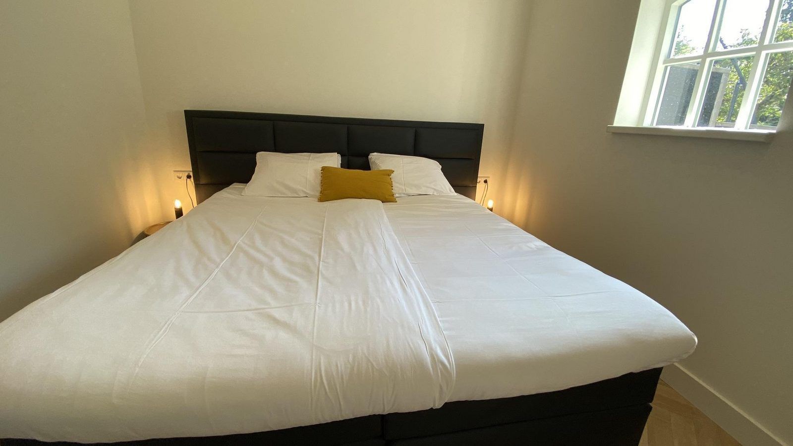 Spacious bedroom with lots of light in VZ1064 Luxury vacation apartment in Veere, Walcheren, Zeeland.