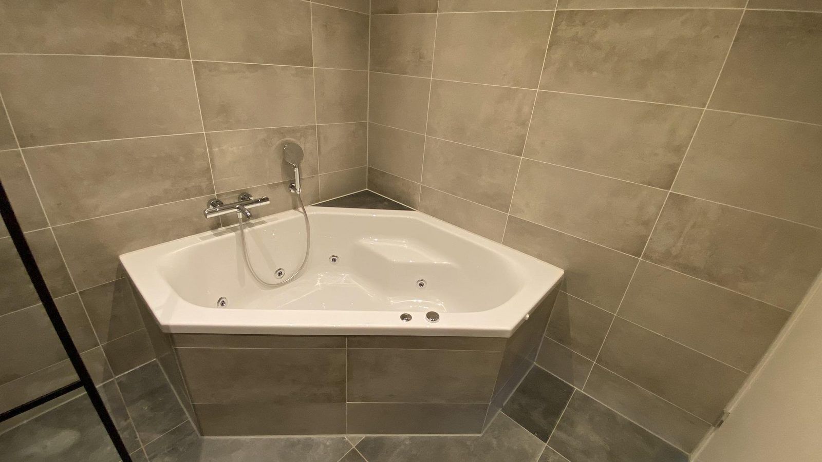 Luxury bath in the bathroom of VZ1064 Luxury vacation apartment in Veere, Walcheren, Zeeland.