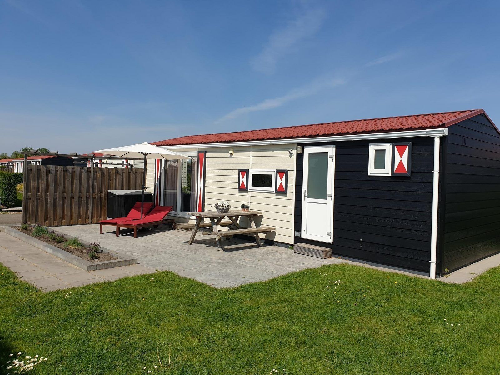 VZ816 Chalet in Veere, Serooskerke, Walcheren, mit sonniger Terrasse und bequemen Liegestuehlen.