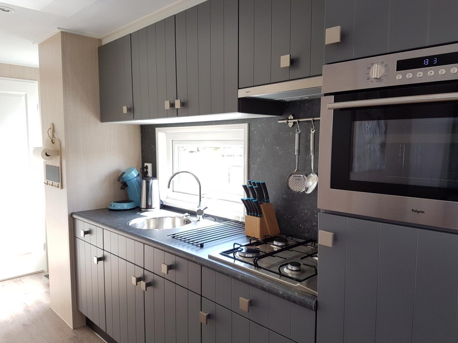 Moderne Kueche von VZ816 Chalet in Veere, Serooskerke, Walcheren, komplett ausgestattet.