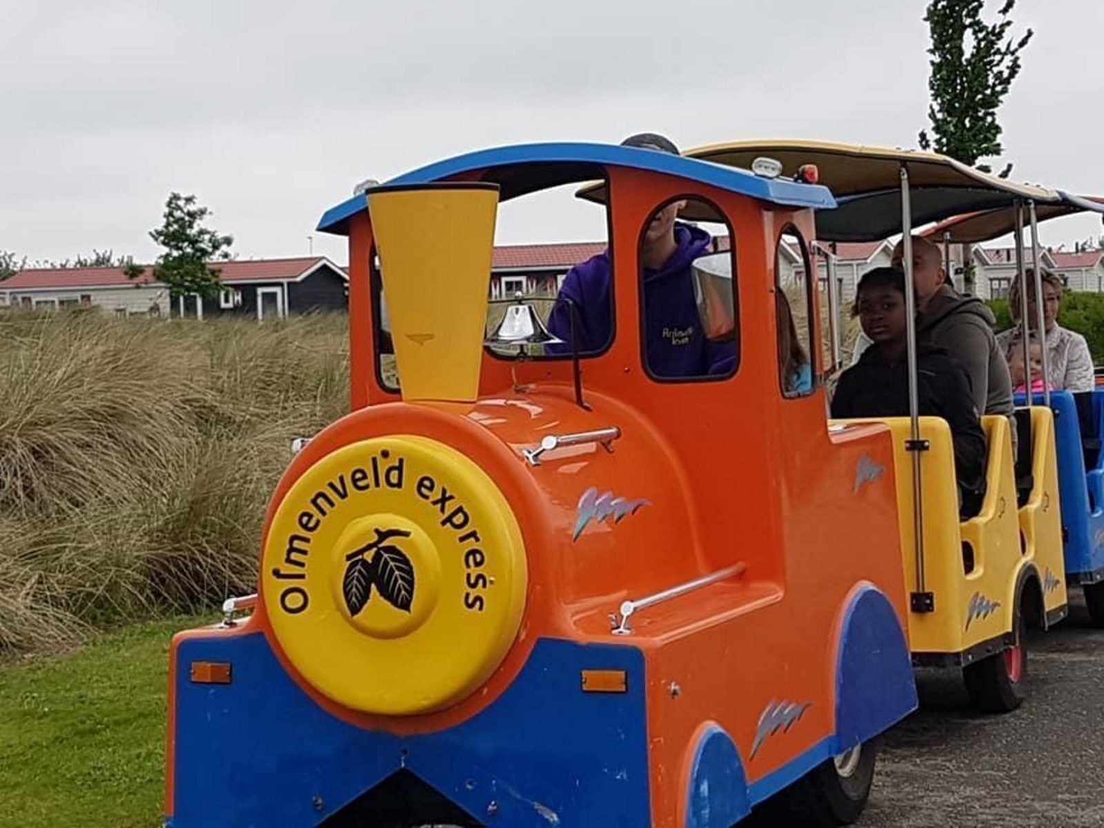 Fahrt mit dem Elm Field Express im Chalet VZ816 in Veere, Serooskerke, Walcheren.