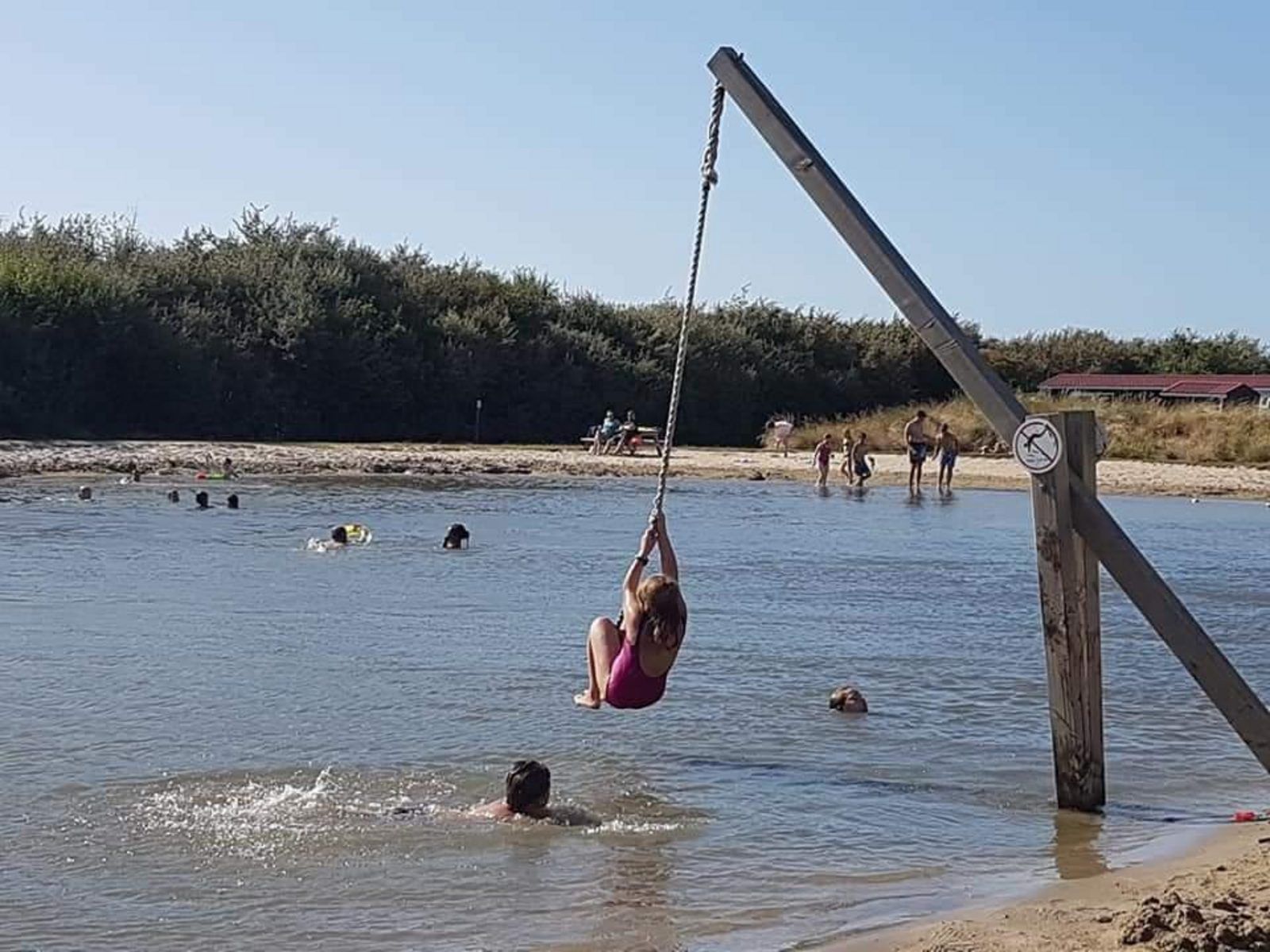 Kinder spielen im Wasser im Chalet VZ816 in Veere, Serooskerke, Walcheren.
