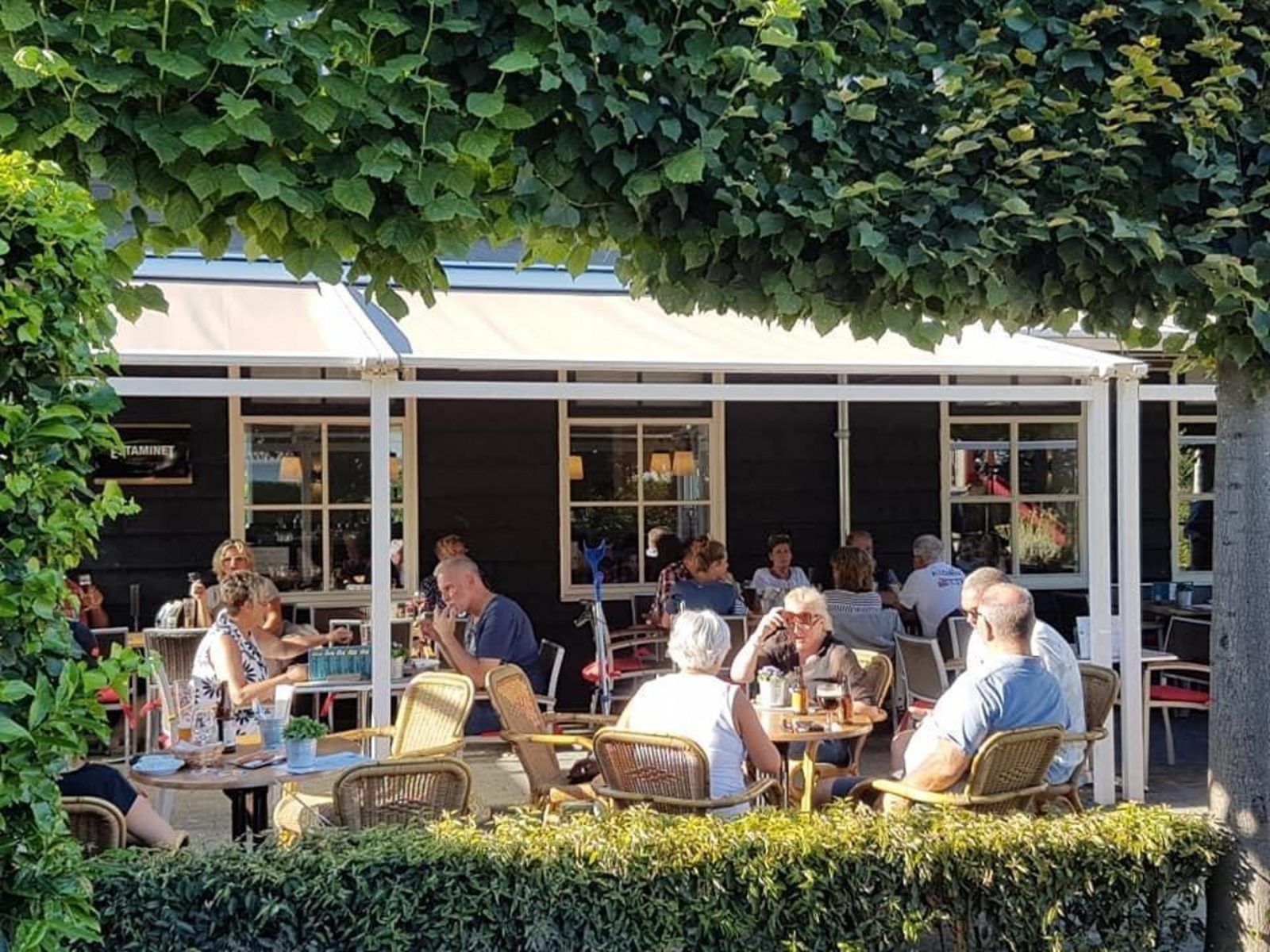 Gemuetliche Terrasse beim Restaurant neben dem Chalet VZ816 in Veere, Serooskerke, Walcheren.