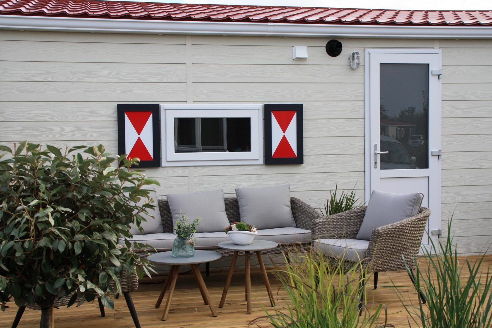 Lounge area on the veranda of VZ824 Chalet in Veere, Serooskerke, Walcheren, ideal for relaxation.