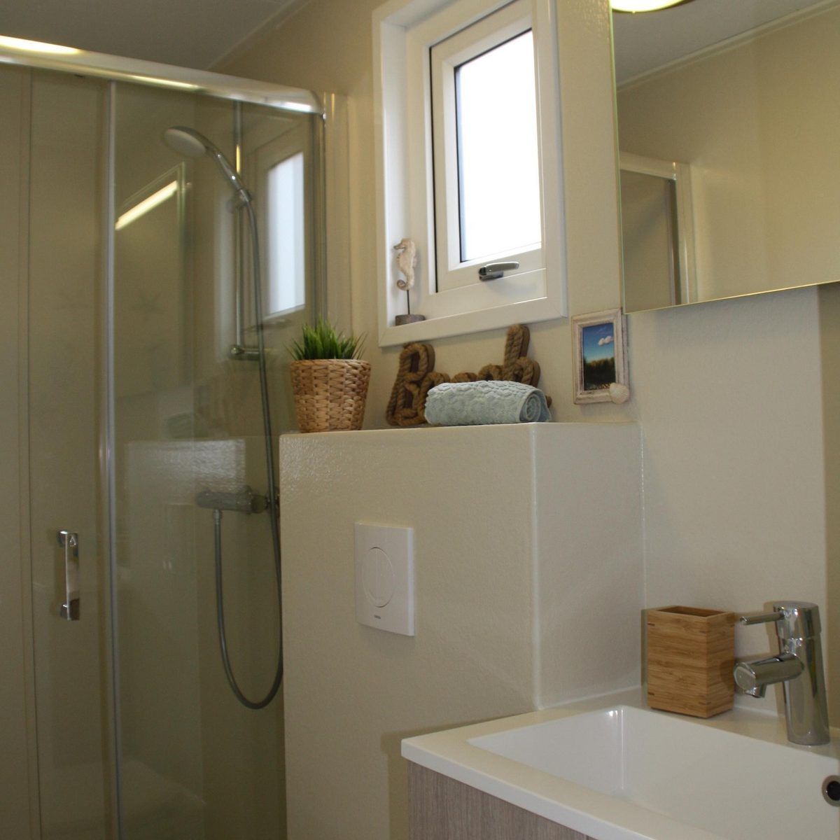 Modern bathroom in VZ824 Chalet in Veere, Serooskerke, Walcheren, with spacious shower.