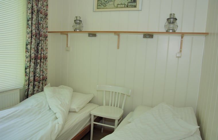 Bedroom with two single beds in Holiday home in Dishoek, Walcheren.