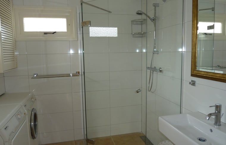 Modern bathroom with shower in Holiday home in Dishoek, Walcheren, Zeeland.