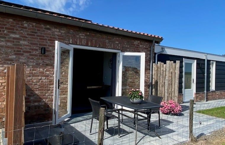 Geniet van de zonnige patio bij Huisje in Middelburg, een charmant vakantiehuis in het rustige Walcheren, Zeeland.