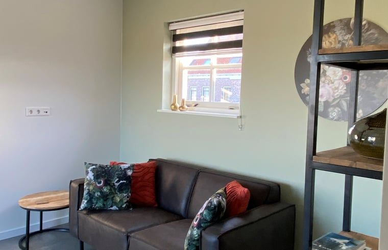 Gezellige zithoek in het Huisje in Middelburg, vakantiehuis op Walcheren, Zeeland. Comfortabele binnenruimte met uitzicht op de stad.