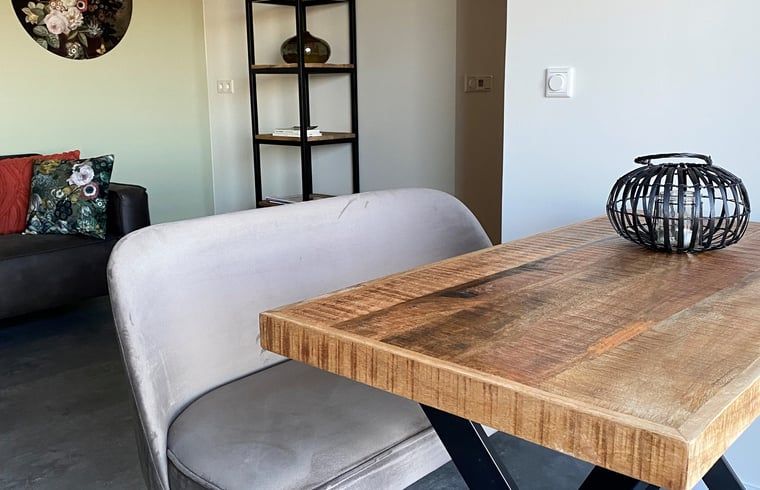 Gezellige eetruimte in Huisje in Middelburg, vakantiehuis in Middelburg, Walcheren, Zeeland met houten tafel en comfortabele zitplek.