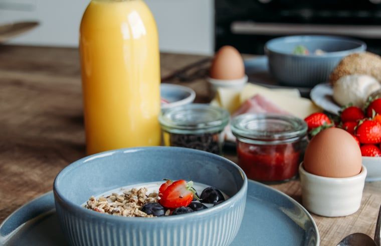Ontbijttafel met verse producten in Vakantiehuis in Ritthem, Walcheren, Zeeland.