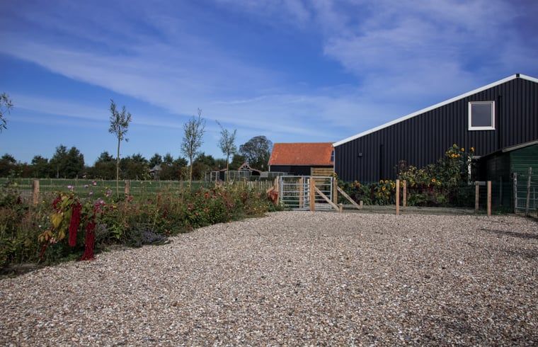 Oprit naar Vakantiehuis in Ritthem, omgeven door bloemen, Walcheren, Zeeland.