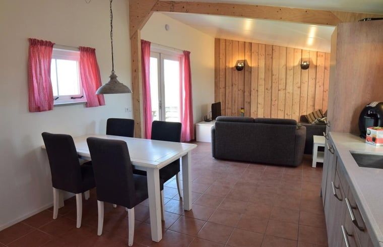 Ruime eetkamer in Vakantiehuis in Grijpskerke, Walcheren, ideaal voor gezellige maaltijden.