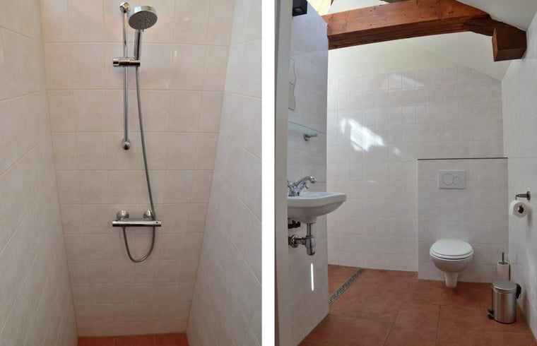 Moderne badkamer met douche in Vakantiehuis in Grijpskerke, Walcheren, Zeeland.