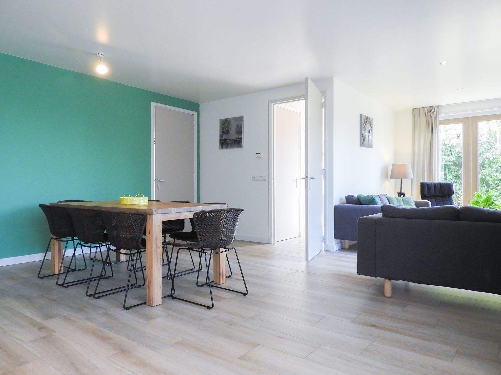 VZ629 Vakantieappartement Grijpskerke, moderne eetkamer met houten tafel in Zeeland.