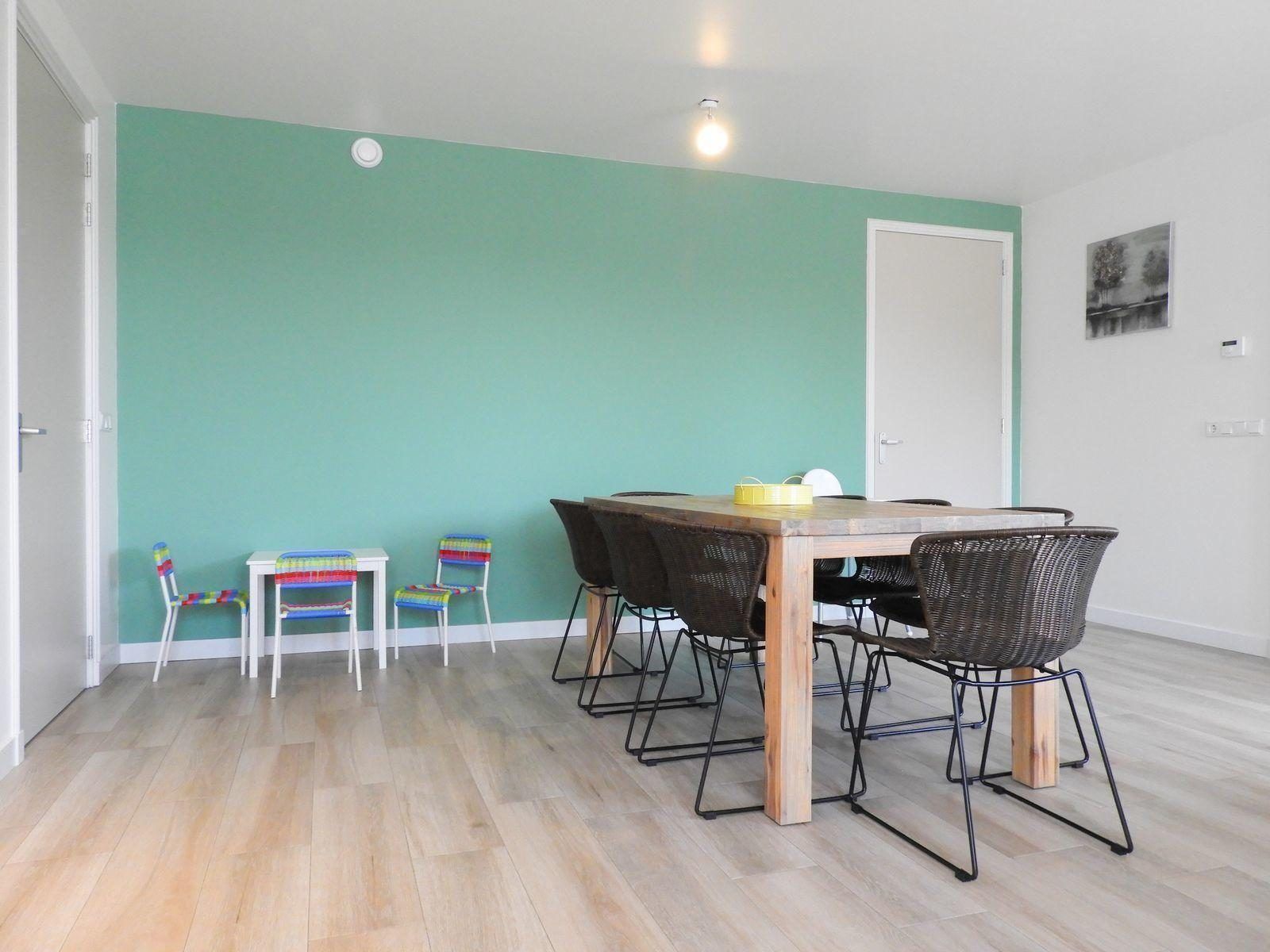 VZ629 Vakantieappartement Grijpskerke, kindvriendelijke eetruimte met kleurrijke stoelen in Grijpskerke, Zeeland.