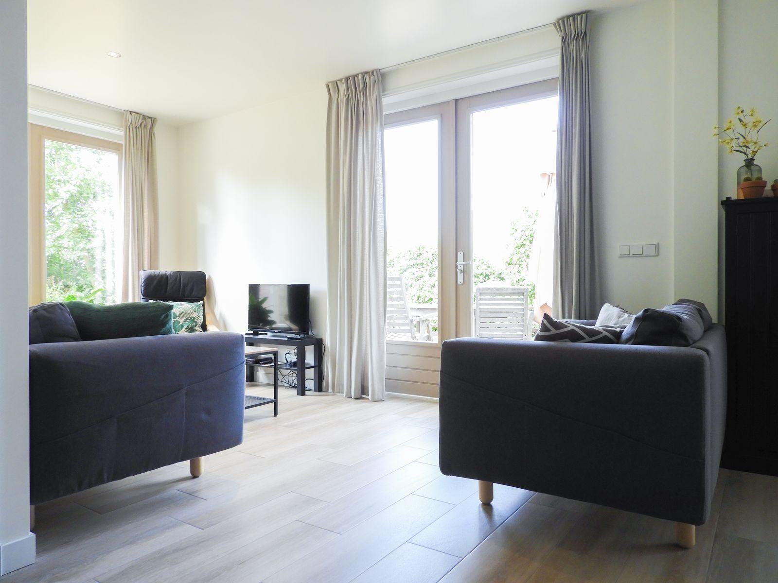 VZ629 Vakantieappartement Grijpskerke, lichte zithoek met uitzicht op de tuin in Walcheren, Zeeland.