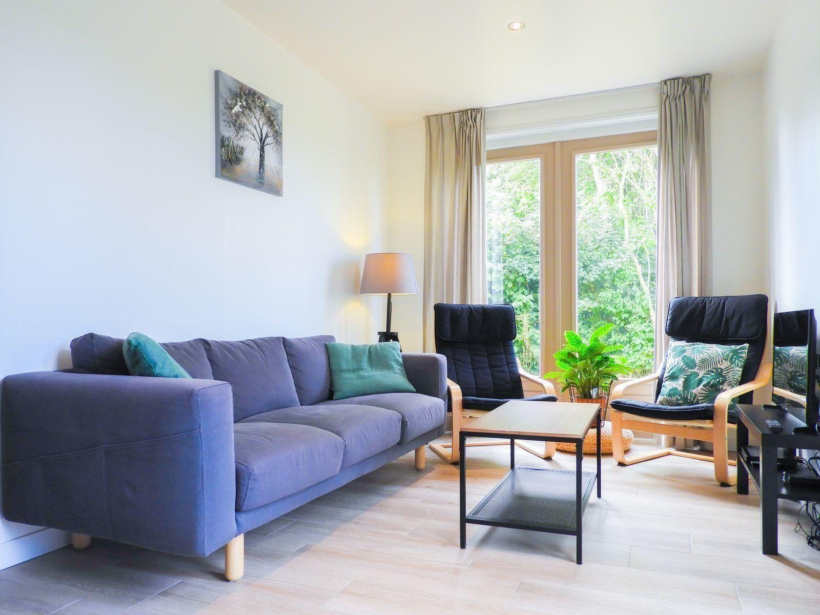 VZ629 Vakantieappartement Grijpskerke, comfortabele woonkamer met grote ramen in Grijpskerke, Zeeland.