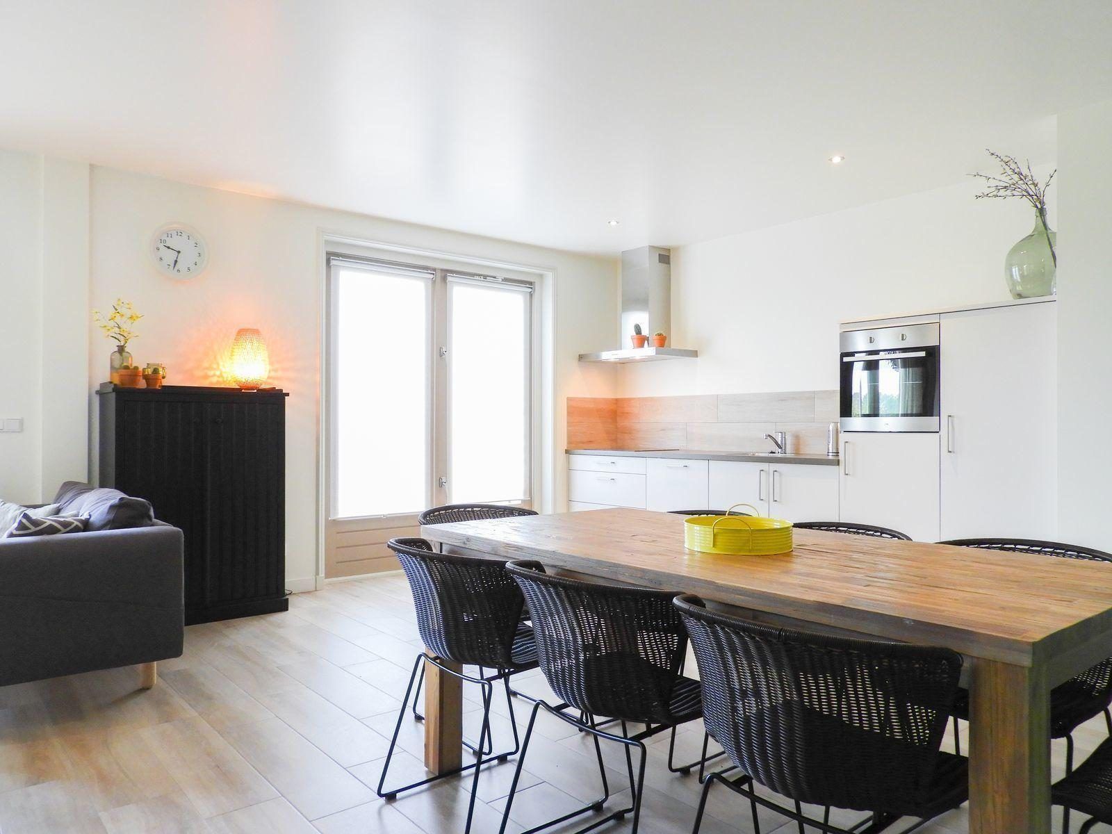 VZ629 Vakantieappartement Grijpskerke, ruime keuken met eettafel en verlichting in Grijpskerke, Zeeland.