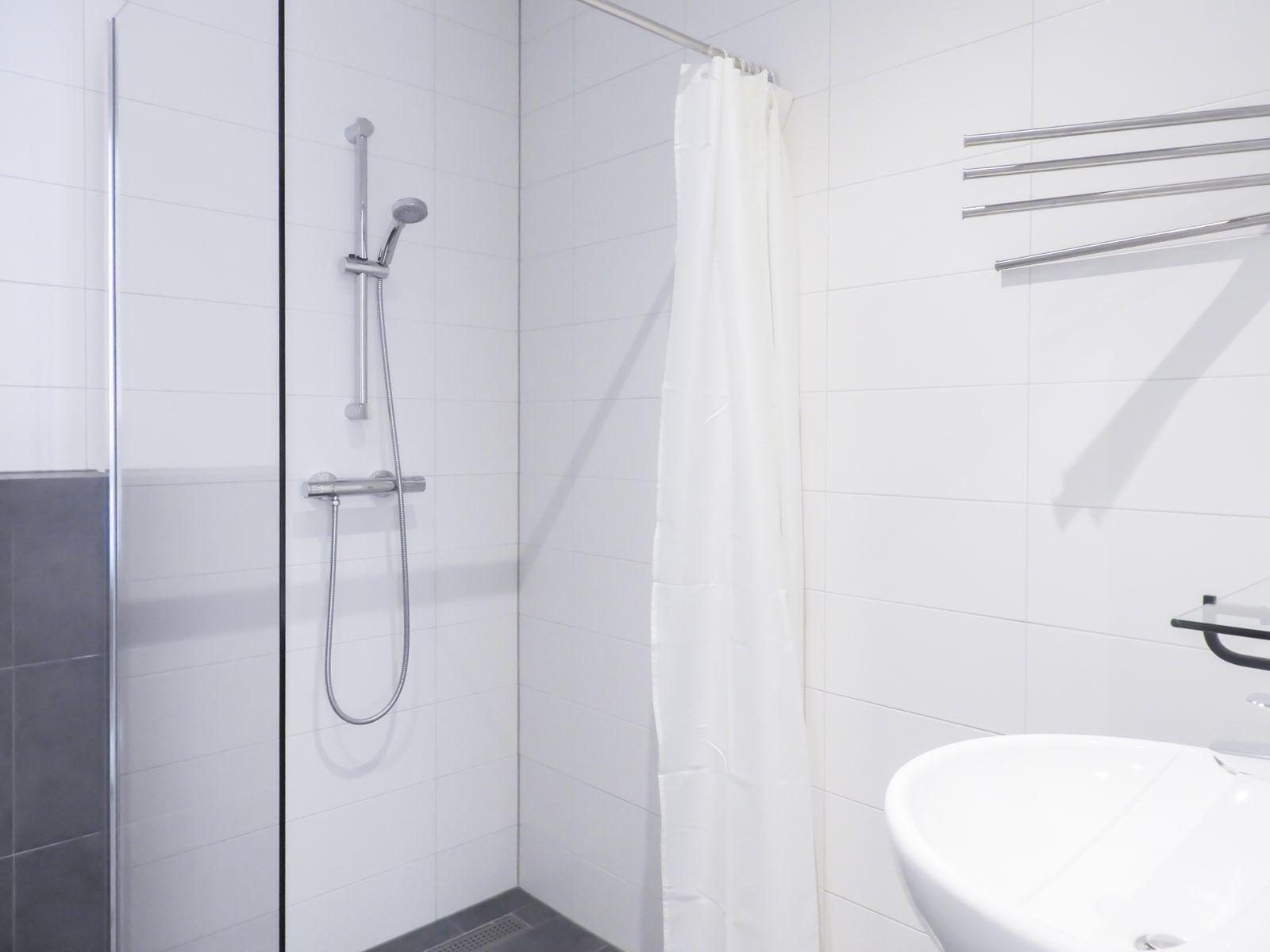 VZ629 Vakantieappartement Grijpskerke, moderne badkamer met douche in Grijpskerke, Zeeland.