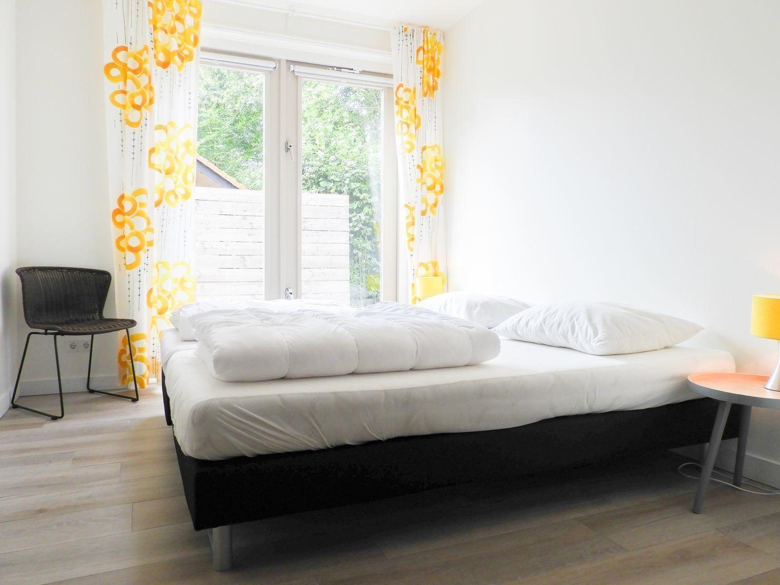 VZ629 Vakantieappartement Grijpskerke, lichte slaapkamer met grote ramen in Grijpskerke, Zeeland.