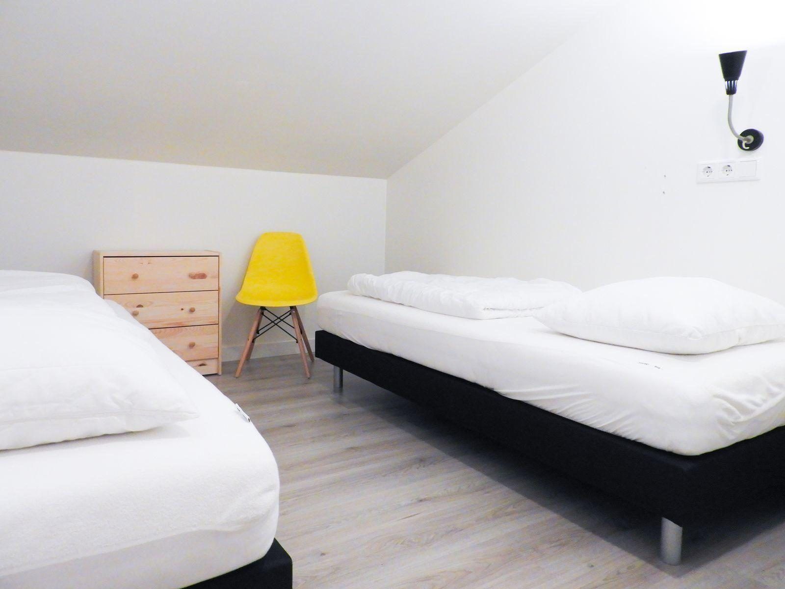 VZ629 Vakantieappartement Grijpskerke, gezellige slaapkamer met houten meubels in Grijpskerke, Zeeland.