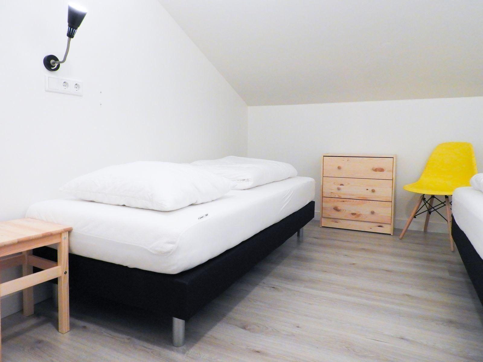 VZ629 Vakantieappartement Grijpskerke, tweepersoonsbed met houten ladekast in Walcheren, Zeeland.