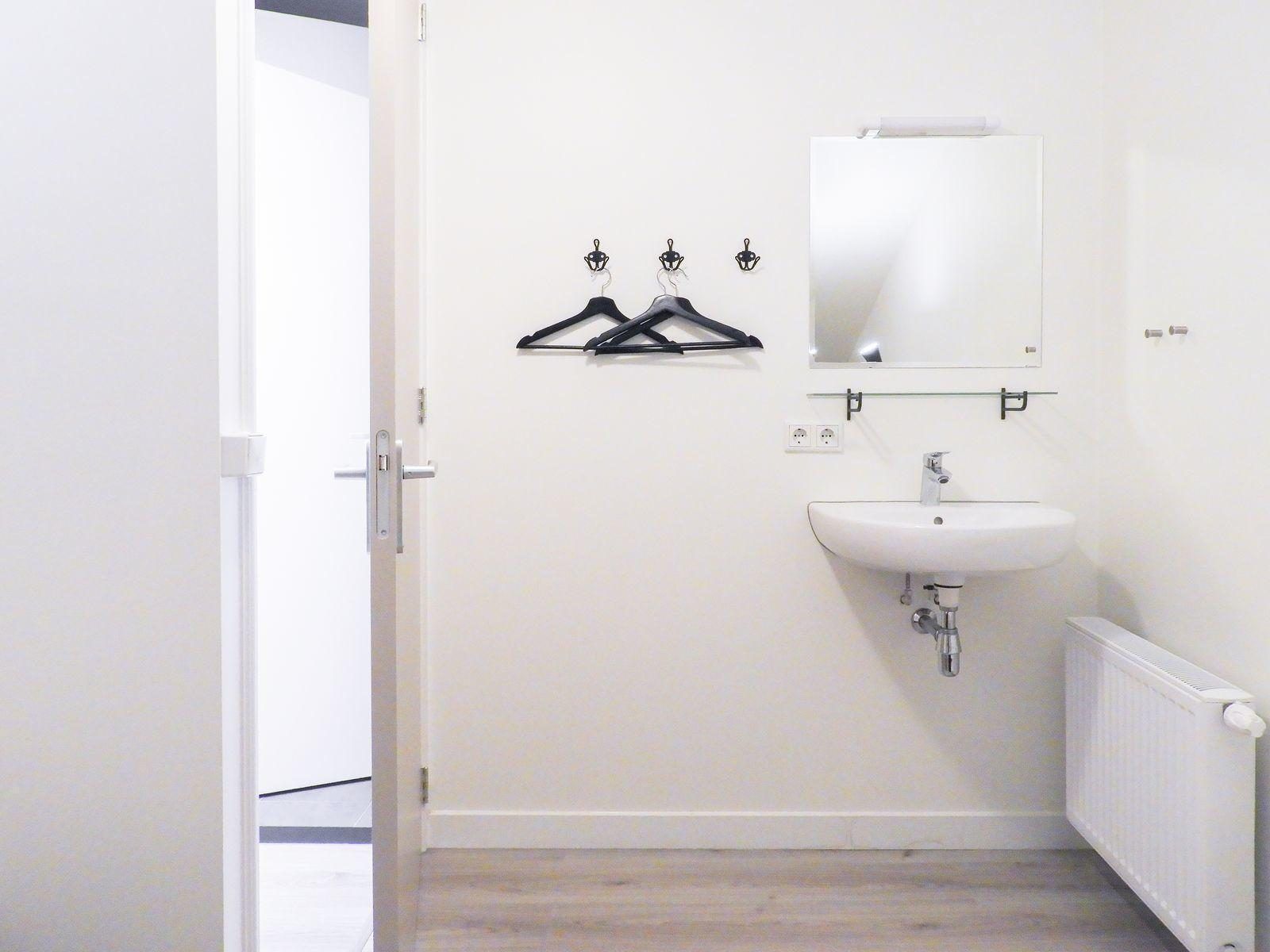 VZ629 Vakantieappartement Grijpskerke, hal met trap en spiegel in Grijpskerke, Zeeland.