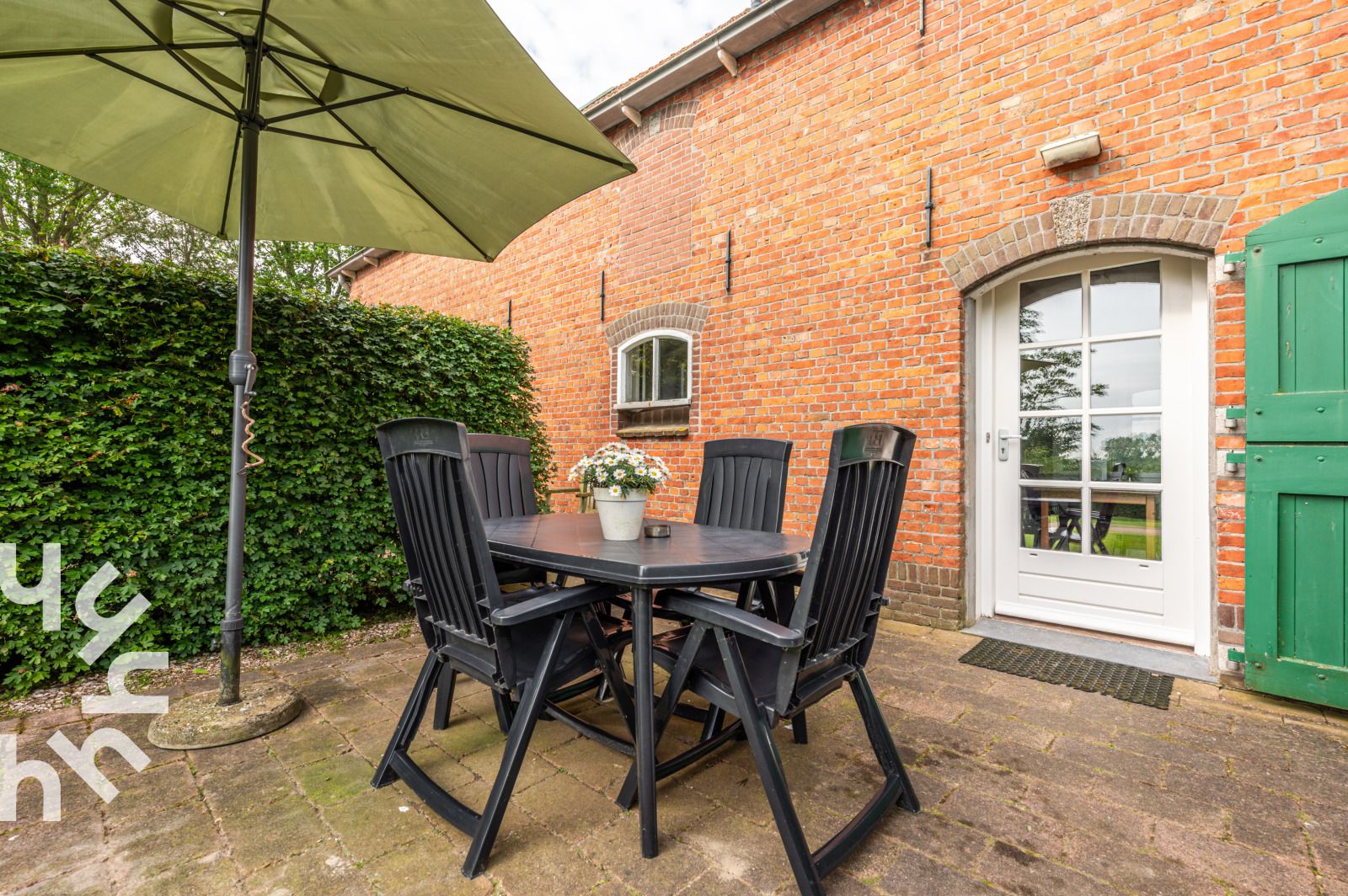 Ruim terras met parasol bij vakantiehuis ZE136, Grijpskerke, Walcheren, Zeeland.