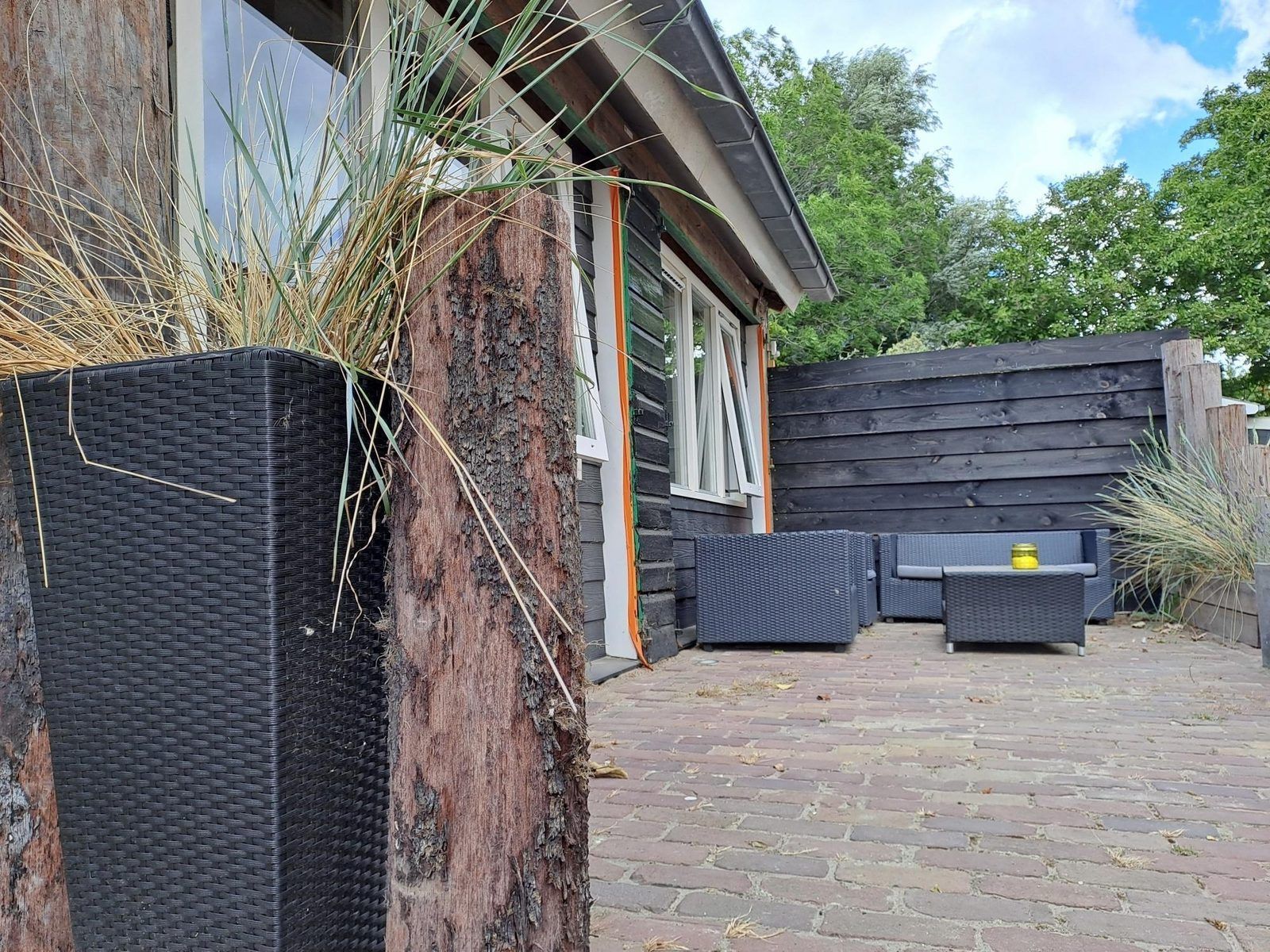 Terrasse von VZ494 Ferienhaus Grijpskerke mit bequemen Stuehlen, Walcheren, Zeeland.