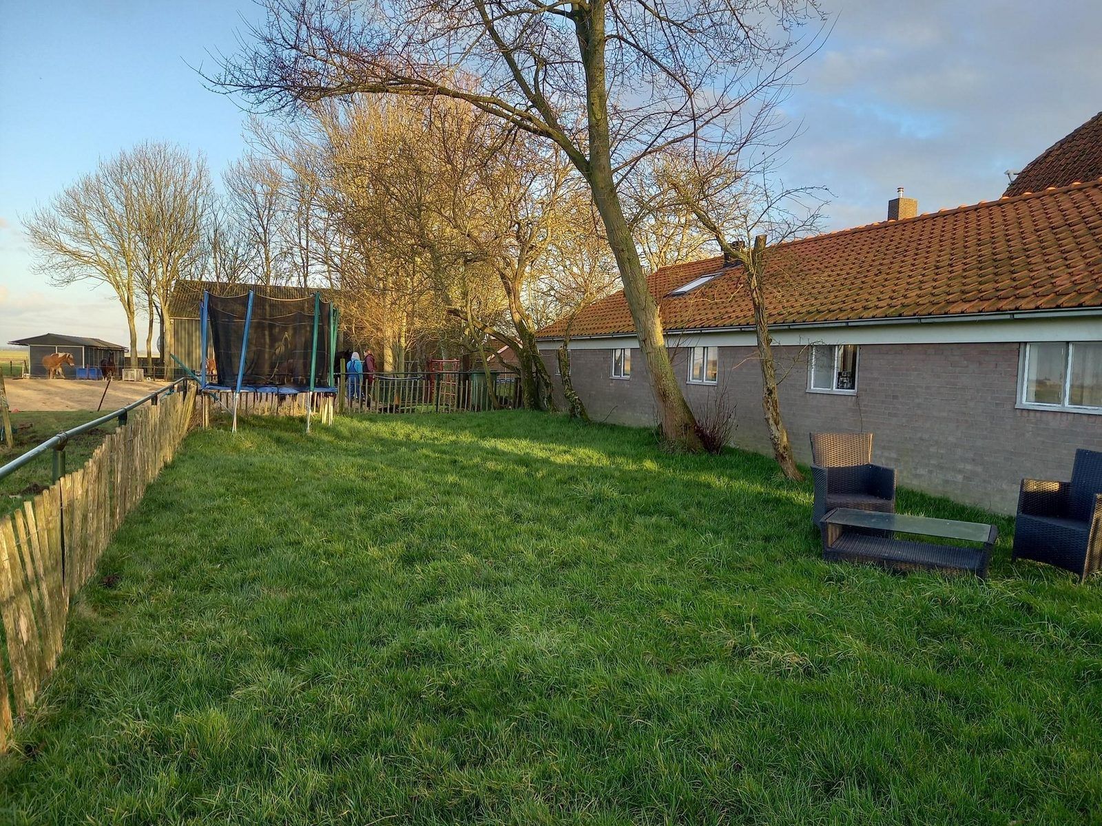 Gruener Garten mit Trampolin in VZ494 Ferienhaus Grijpskerke, Walcheren, Zeeland.