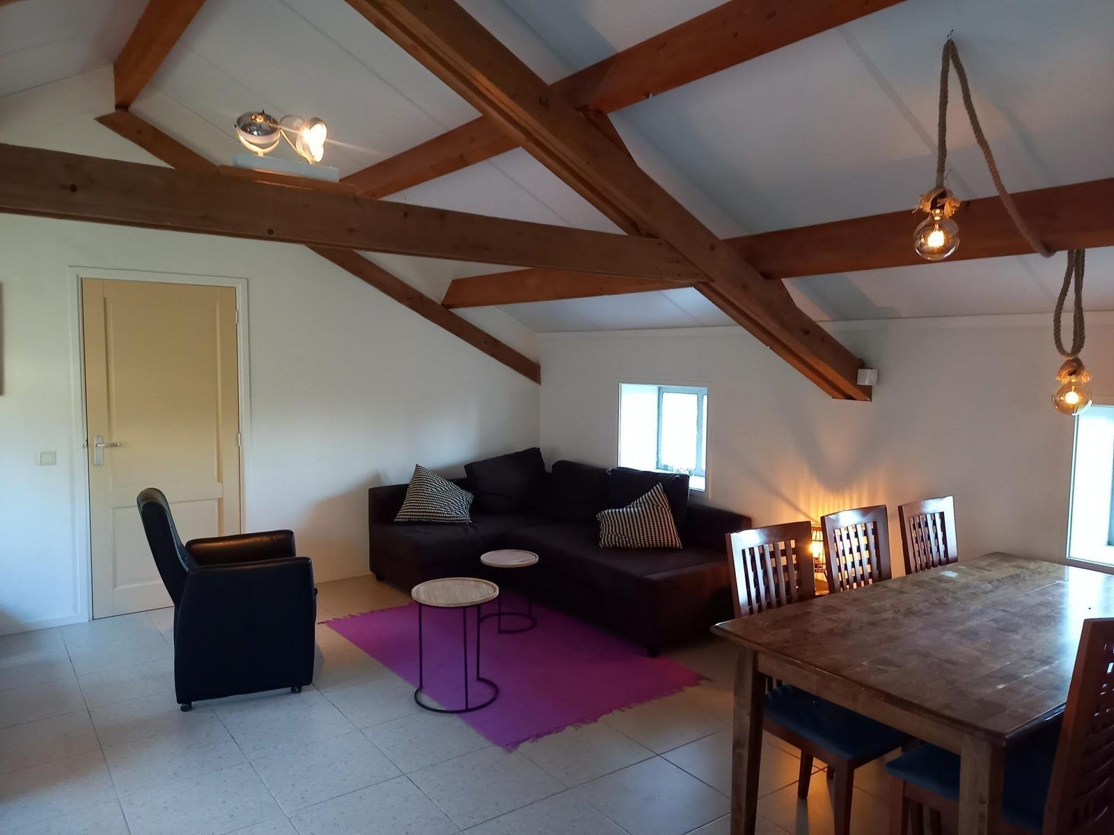 Gemuetliches Wohnzimmer von VZ494 Ferienhaus Grijpskerke mit Holzbalken, Walcheren, Zeeland.