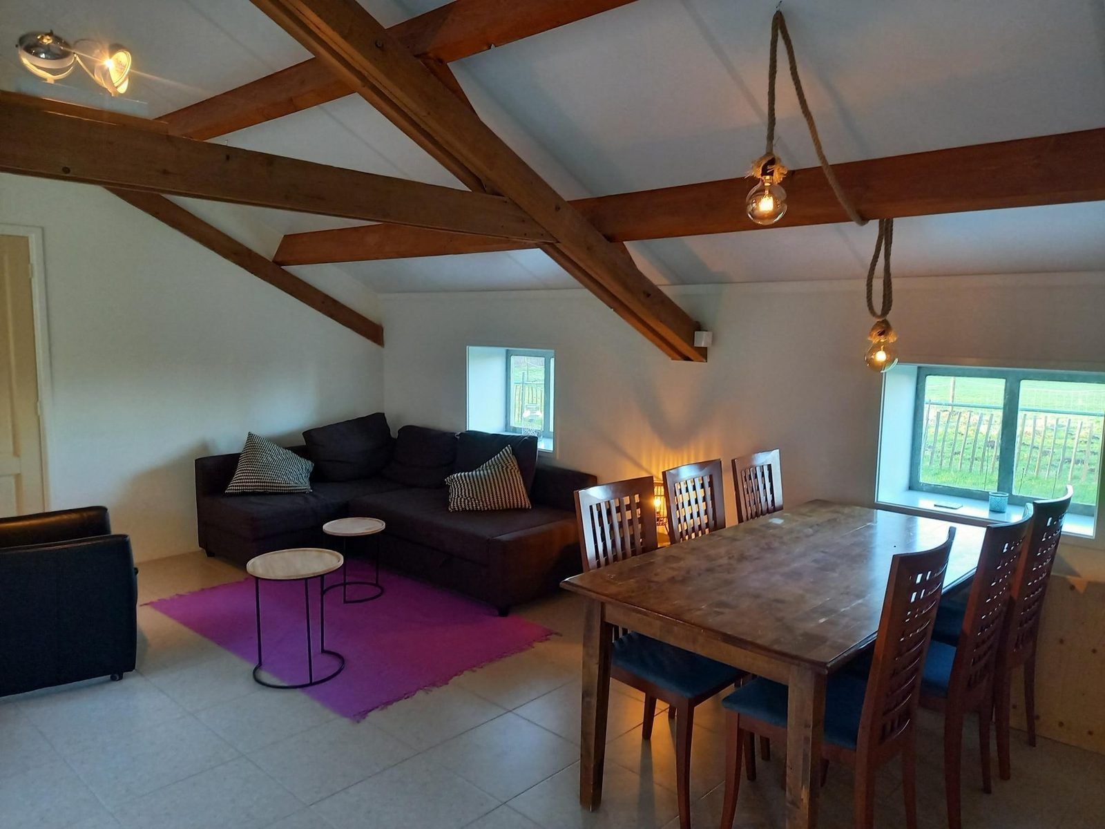 Esstisch im Wohnzimmer von VZ494 Ferienhaus Grijpskerke, Walcheren, Zeeland.