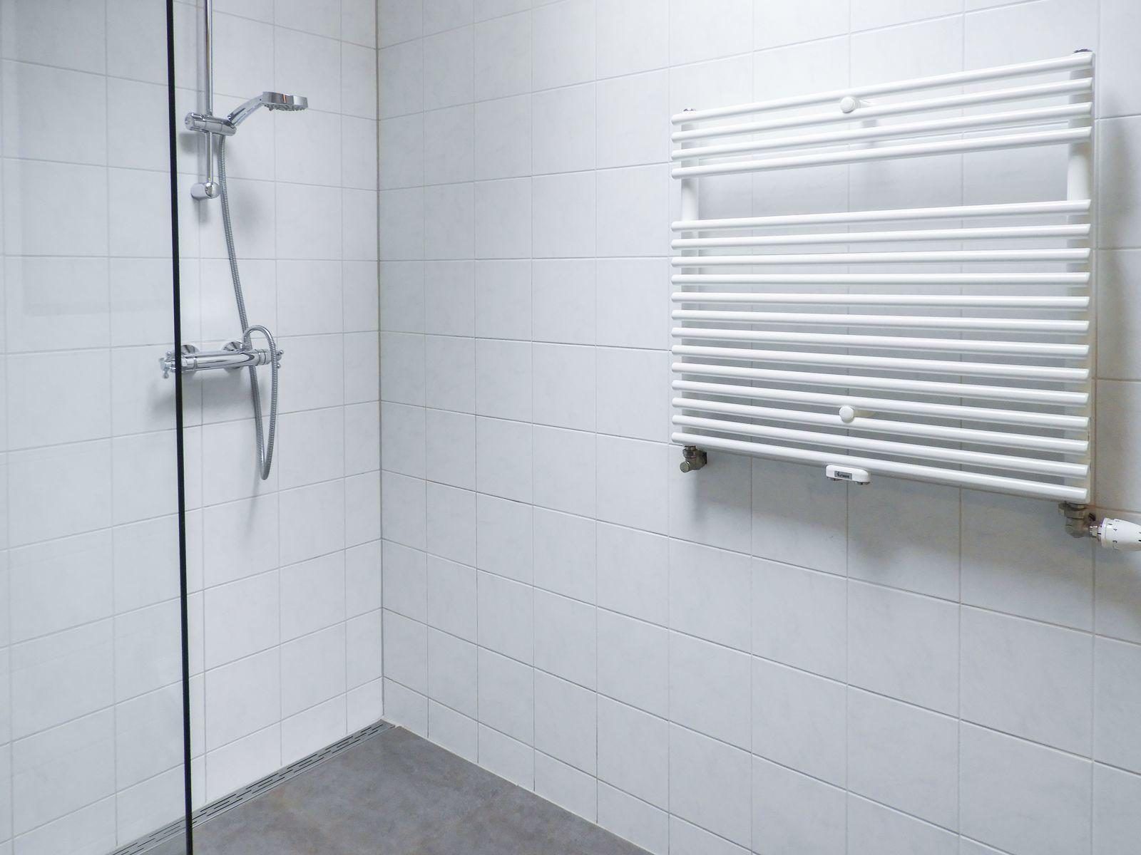 Stilvolles Badezimmer mit Dusche in VZ494 Ferienhaus Grijpskerke, Walcheren, Zeeland.