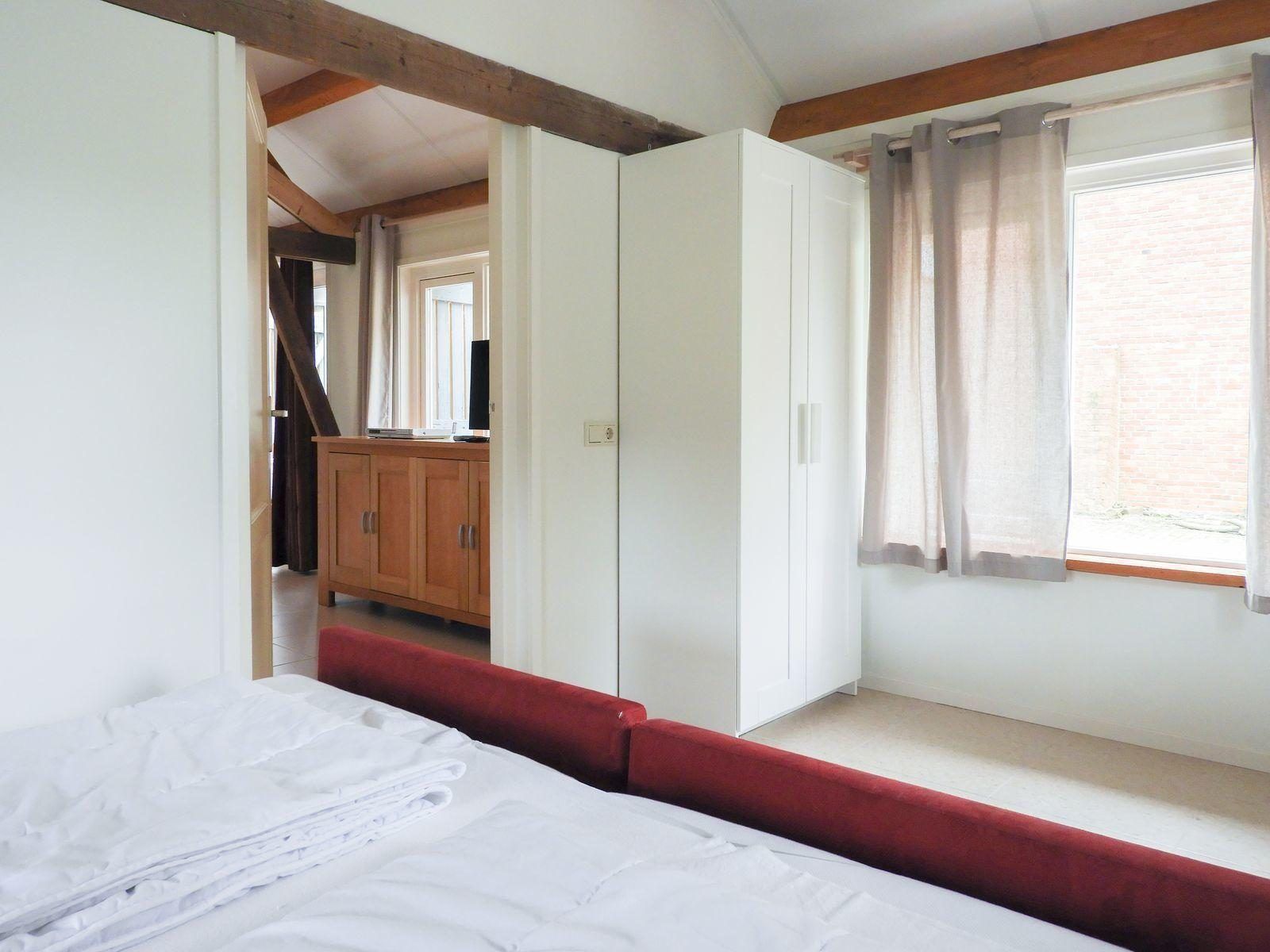 Schlafzimmer mit Kleiderschrank in VZ494 Ferienhaus Grijpskerke, Walcheren, Zeeland.