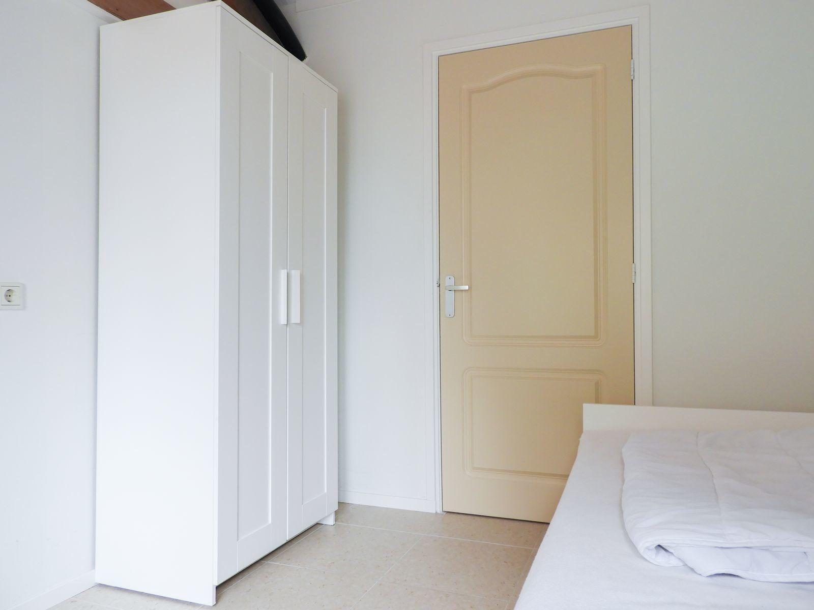 Kleiderschrank im Schlafzimmer von VZ494 Ferienhaus Grijpskerke, Walcheren, Zeeland.