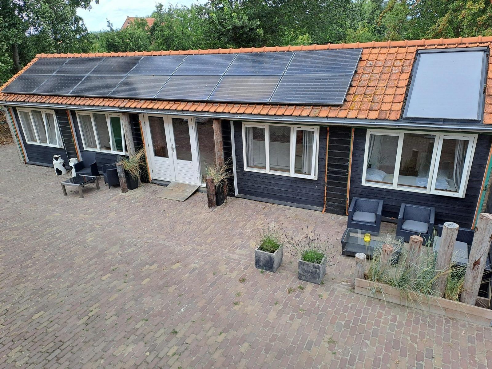Uebersicht ueber VZ494 Ferienhaus Grijpskerke mit Sonnenkollektoren, Walcheren, Zeeland.