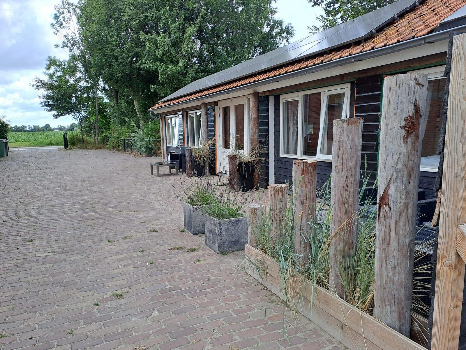 Eingang zu VZ494 Ferienhaus Grijpskerke mit Holzdetails, Walcheren, Zeeland.