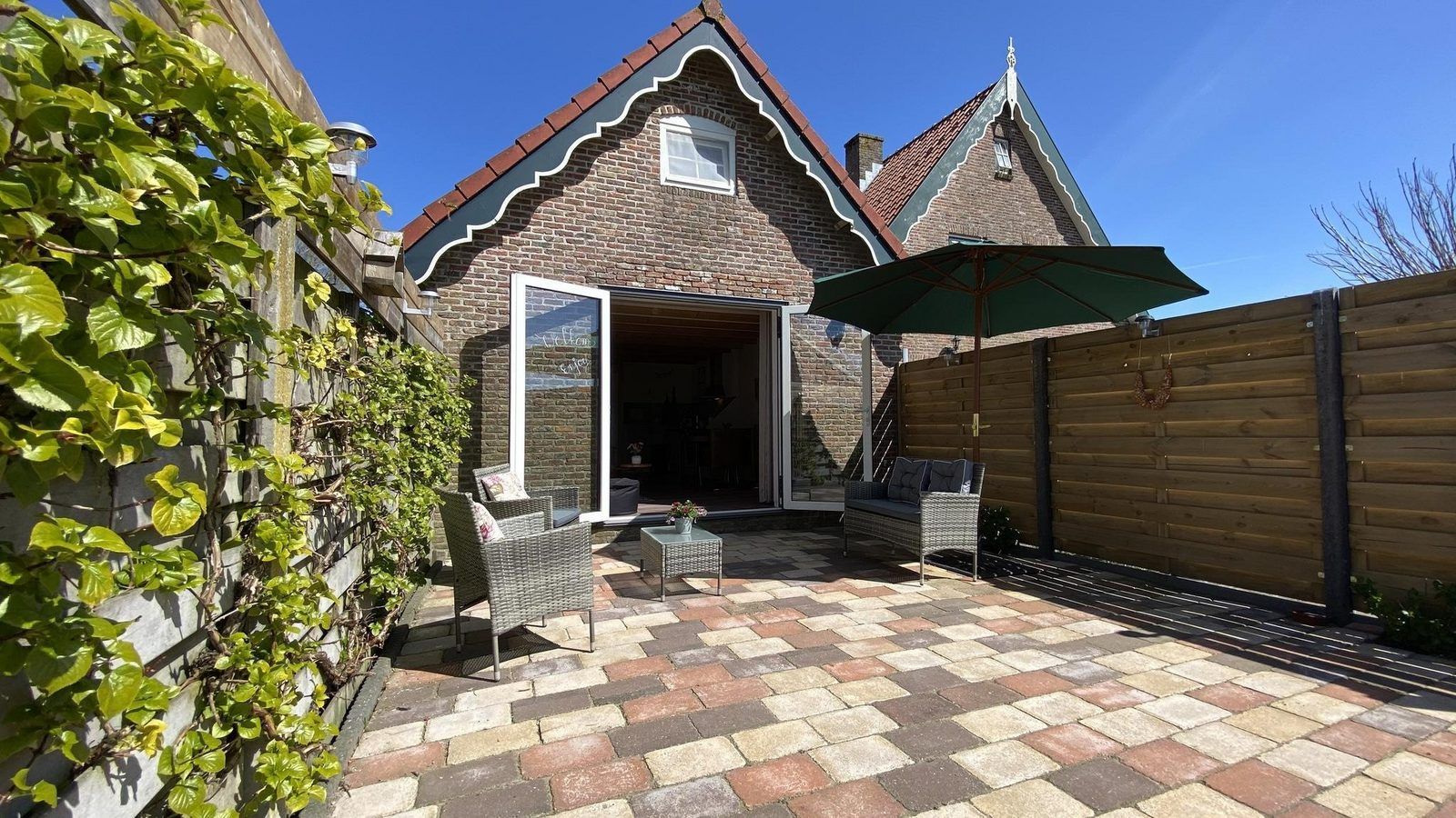 Geniet van de zonnige patio bij VZ944 Vakantiehuis in Grijpskerke, Walcheren, Zeeland.