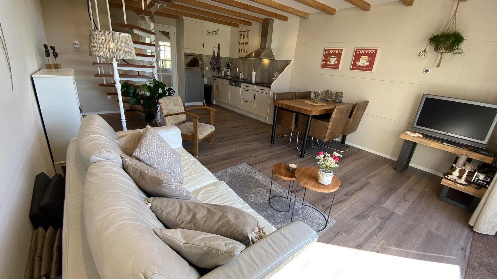 Open woonkamer en keuken in VZ944 Vakantiehuis in Grijpskerke, Walcheren, Zeeland.