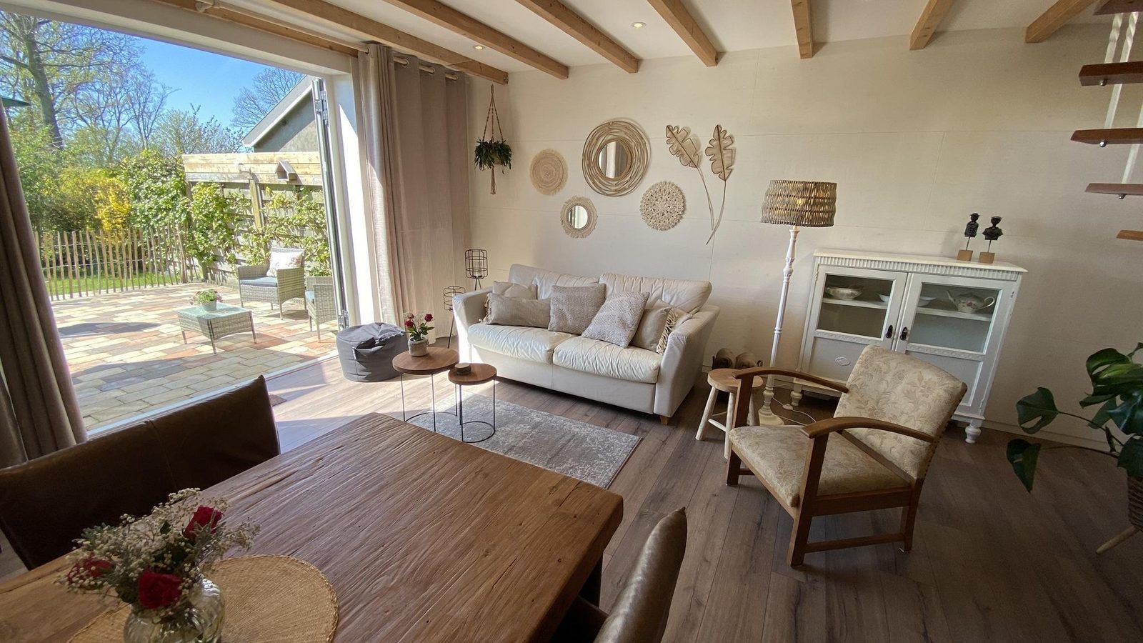 Lichte woonkamer met terraszicht in VZ944 Vakantiehuis in Grijpskerke, Walcheren, Zeeland.