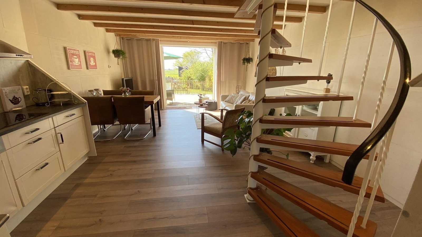 Moderne trap naar boven in VZ944 Vakantiehuis in Grijpskerke, Walcheren, Zeeland.