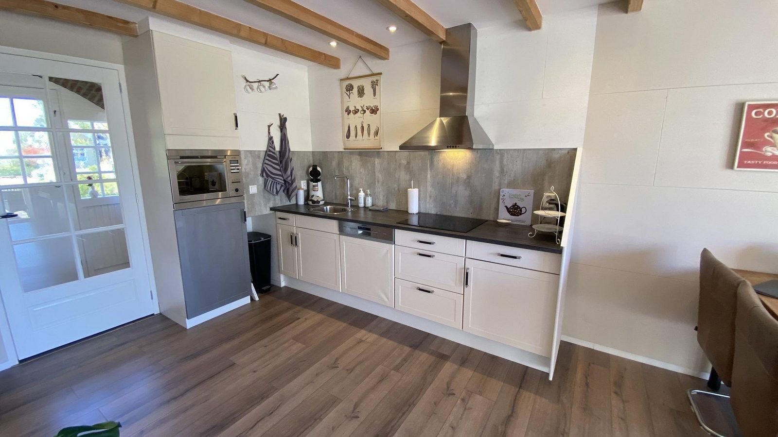 Stijlvolle keuken met moderne apparatuur in VZ944 Vakantiehuis in Grijpskerke, Walcheren, Zeeland.