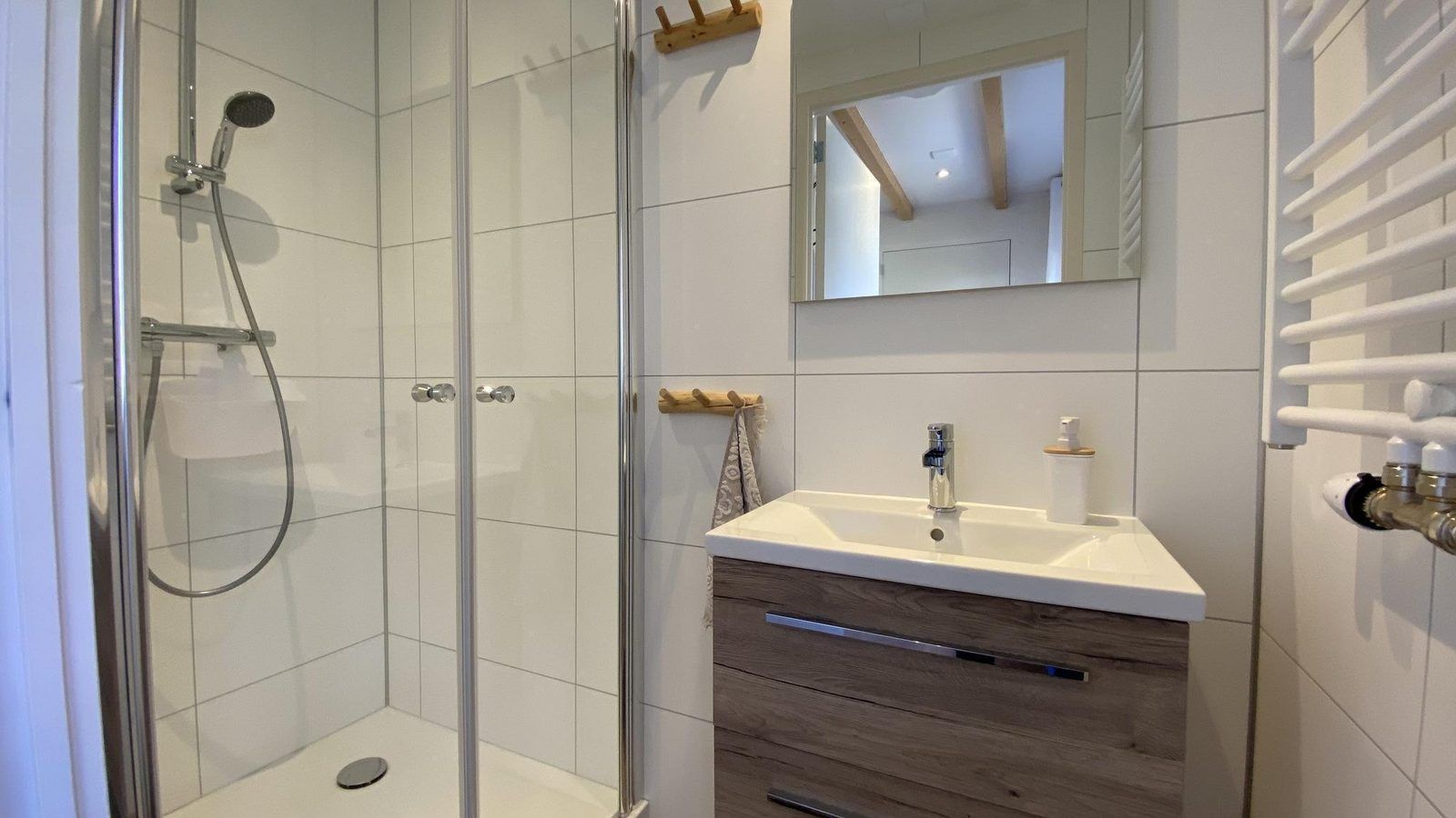 Strakke badkamer met douche in VZ944 Vakantiehuis in Grijpskerke, Walcheren, Zeeland.